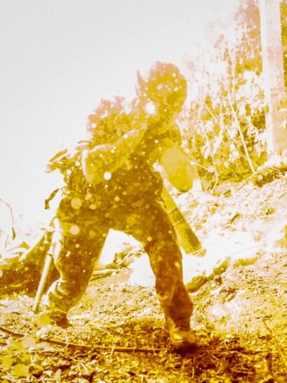 TOPSHOT - This handout photograph taken on June 20, 2024 and released by the Press service of the 24th mechanized brigade shows servicemen of the 24th mechanized brigade named after King Danylo firing mortar from the front line towards Russian positions i