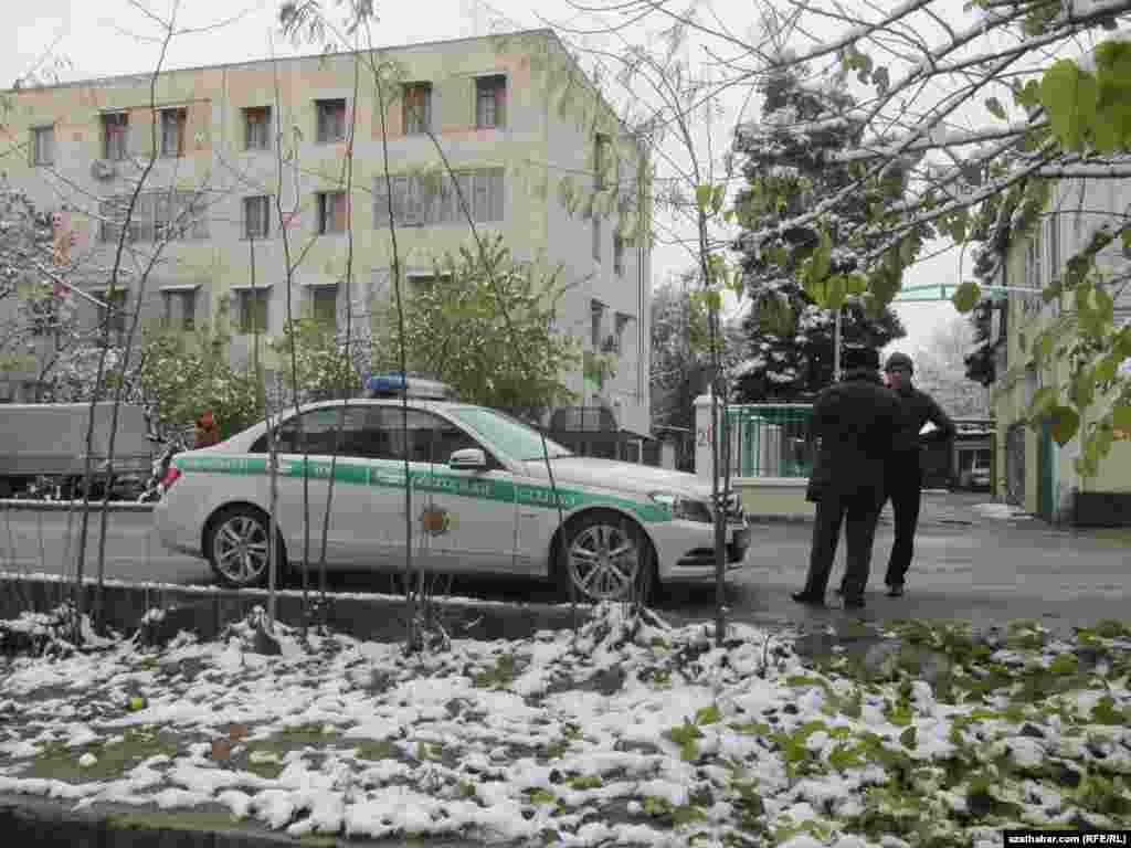 Aşgabat şäheriniň Azady köçesiniň ugrunda polisiýanyň ýol gözegçilik gullugynyň işgäri resminama barlaýar.