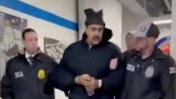 În această imagine de pe o înregistrare video, Nicolas Maduro apare escortat de agenți federali la sediul din New York al Administrației pentru Combaterea Drogurilor (DEA) din Statele Unite, pe 3 ianuarie.