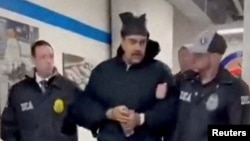 Стопкадър от видео, разпространено от Белия дом, на което се вижда извеждането на венецуелския лидер Николас Мадуро от Агенцията за борба с наркотиците в Ню Йорк. 3 януари 2026 г.
