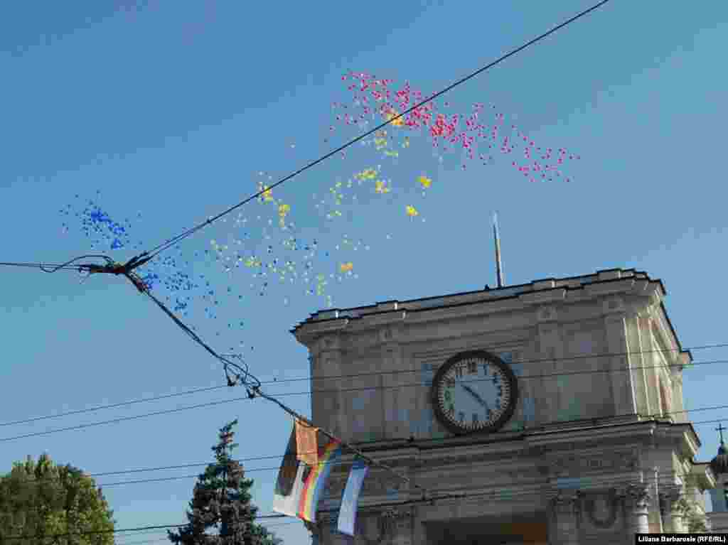 Un tricolor din baloane de asupra Arcului de Triumf