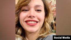 O studentă la design vestimentar, „cu viitorul înainte”, împușcată pe la spate de forțele iraniene