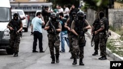 Türkiýäniň ýörite polisiýa güýçleri. 10-njy awgust, 2015 ý. Sultanbeýli, Stambul.