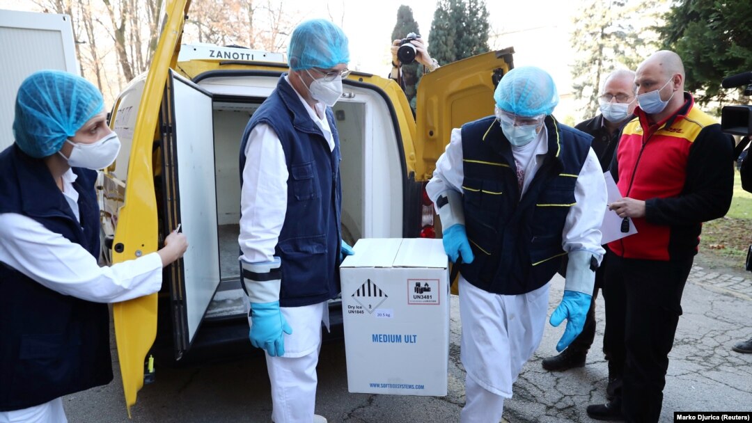 Medicinski radnici u Instituta za virusologiju, vakcine i serume "Torlak" preuzimaju prve zalihe vakcine kompanija Pfizer i BioNTech (22. decembar)