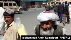 Afghanistan – Afghan elder is walking on the footpath in Kabul, 20Jun2011