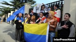 Новая эскалация конфликта и информация о том, что части регулярной армии РФ появились на территории Украины, бурно обсуждаются в грузинских соцсетях. Многие на своих страницах выставляют украинские флаги, планируются акции поддержки