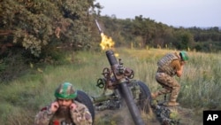 Українські військовослужбовці 3-ї десантно-штурмової бригади ведуть вогонь по російських позиціях на передовій поблизу Бахмута Донецької області, липень 2023 року 