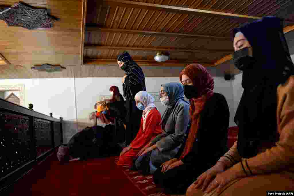 Мусульмане возносят молитвы в первую ночь Рамазана в мечети Османагича в столице Черногория. 12 апреля 2021 года.