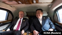 Глава России Владимир Путин и лидер Северной Кореи Ким Чен Ын в лимузине во время своего визита в Пекин для участия в китайских мероприятиях по случаю 80-й годовщины окончания Второй мировой войны. Пекин, Китай, 3 сентября 2025 года