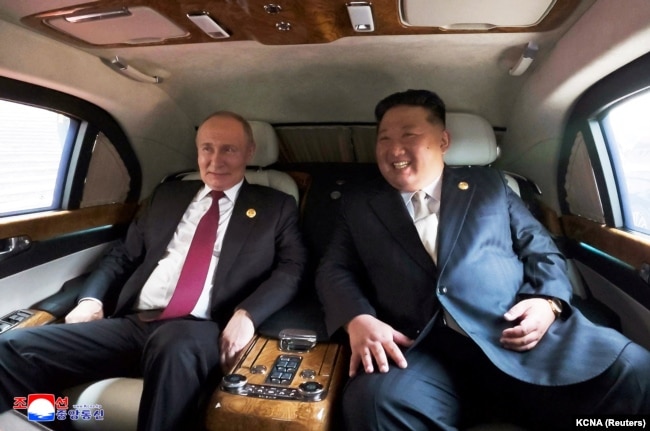 Президент Росії Володимир Путін та лідер Північної Кореї Кім Чен Ин сидять в автомобілі під час свого візиту до Пекіна для участі в заходах Китаю з нагоди 80-ї річниці закінчення Другої світової війни, Пекін, Китай, 3 вересня 2025 року