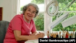 جودیت کِر در اتاق کارش در لندن/ دقیقاً ۱۶ سال پیش از مرگش در ۲۳ مه ۲۰۰۳