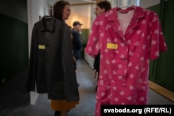 Выстава «Нічога асабліва новага». Музэй Вольнай Беларусі ў Варшаве, асабістыя рэчы палітвязьняў, роба