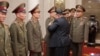 21 тамызда Солтүстік Кореяның мемлекеттік ақпарат агенттігі Korean Central News Agency таратқан сурет. Онда Ким Чен Ын Корея ұлттық әскерінің қолбасшысын құшақтап тұрғаны көрінеді. 