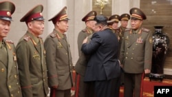 21 тамызда Солтүстік Кореяның мемлекеттік ақпарат агенттігі Korean Central News Agency таратқан сурет. Онда Ким Чен Ын Корея ұлттық әскерінің қолбасшысын құшақтап тұрғаны көрінеді.