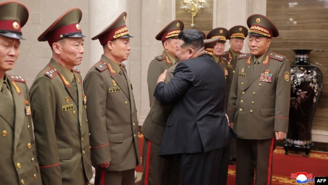 Kim Jong-un vlerëson oficerët e lartë të PPA-së që u dalluan në Luftën Rusi-Ukrainë. 22 gusht 2025