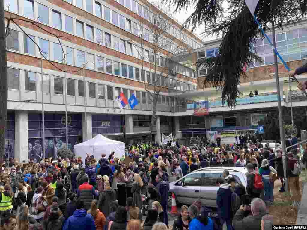 Portal RTS-a je&nbsp; objavio da su studenti došli i do objekata RTS-a na Košutnjaku, gde su stali ispred kapije. U dvorištu objektu RTS na Košutnjaku raspoređen je veliki broj policajaca, javlja taj portal.