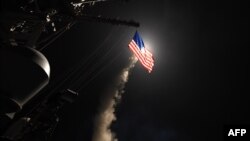 Pamje nga sulmi i SHBA-së me raketa ndaj bazës ajrore siriane