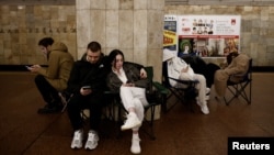 Oameni adăpostiți în metrou la Kiev, în timpul unui nou atac rusesc cu rachete, în noaptea de 24 martie
