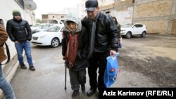 Arif Yunus həbsxanadan azad edilmiş xanımını qarşılayır