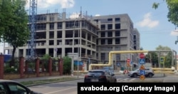 Выгляд будоўлі зь перакрыжаваньня вуліц Залатагорскай і Чырваназорнай у ліпені 2026 году Выгляд будоўлі зь перакрыжаваньня вуліц Залатагорскай і Чырваназорнай у ліпені 2026 году