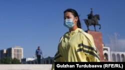 Девушка в маске на площади в Бишкеке. Иллюстративное фото. 