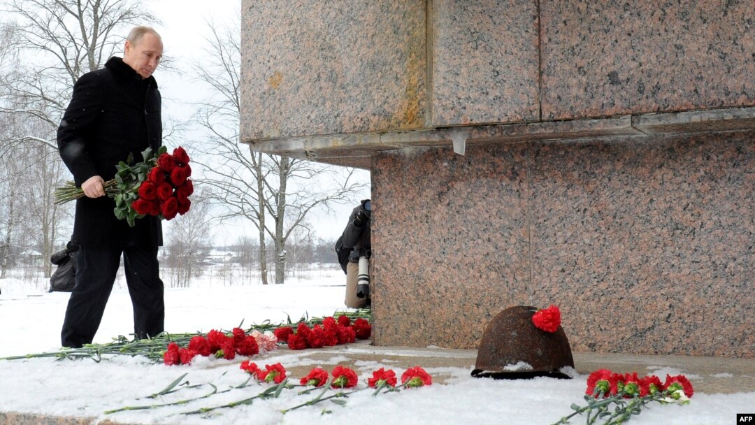 Путин возлагает цветы к одному из блокадных мемориалов