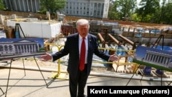 Президент США Дональд Трамп рассказывает о задуманной им реконструкции Белого Дома. Вашингтон, 19 мая 2026 года