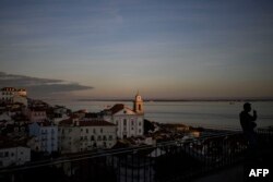 Turiștii susțin economia Lisabonei, dar în același timp investitorii îi dau afară pe localnici ca să facă loc străinilor.