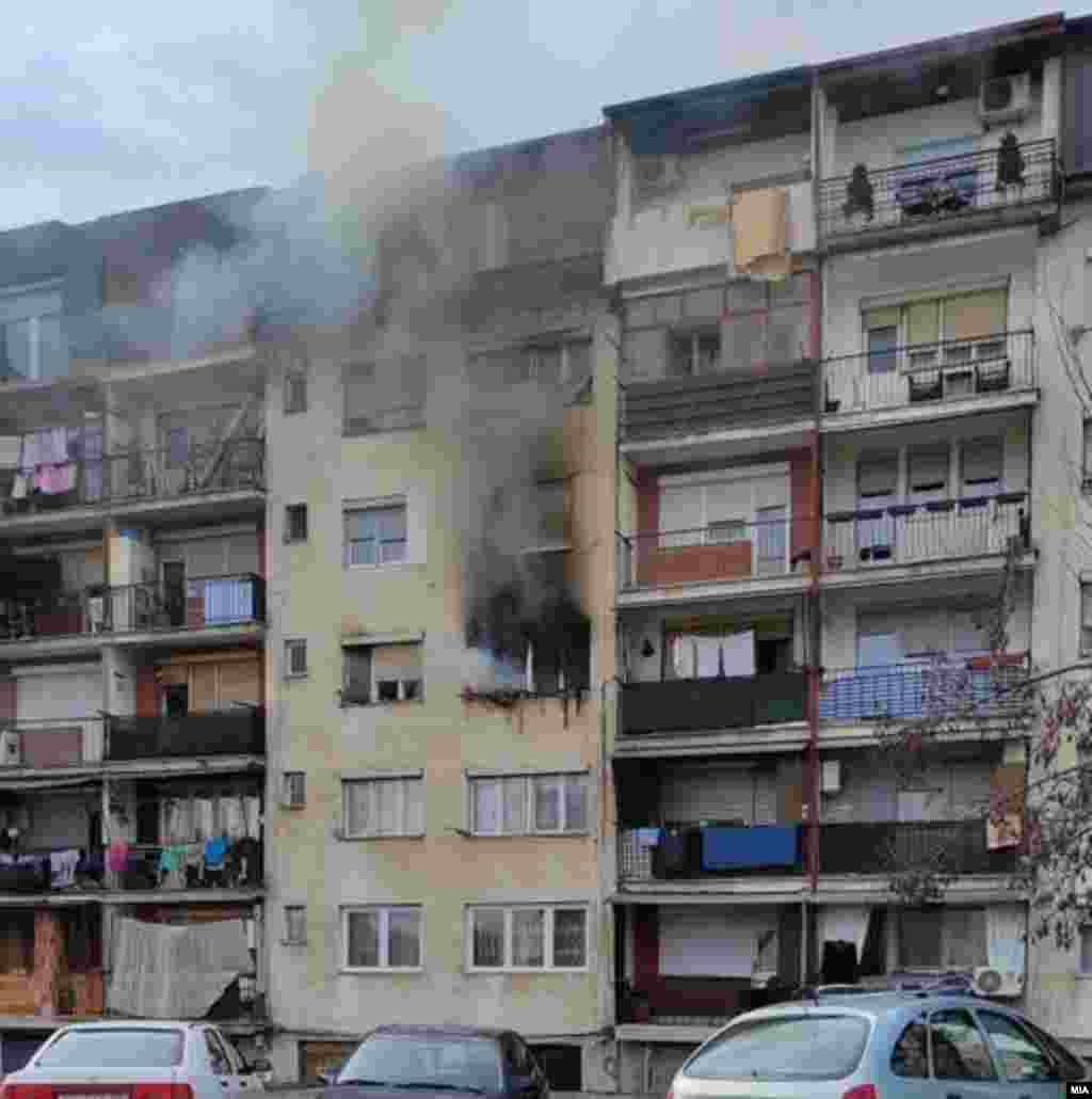 МАКЕДОНИЈА - По пожарот во зграда во Гостивар, во кој загина 7-годишно дете, на кое за време на пожарот му биле врзани нозете со синџир, Министерството за труд и социјална политика соопшти денеска дека Центарот за социјална работа - Гостивар во соработка со СОС Детско село, обезбедил соодветно сместување и услови за живот за останатите три деца, чиј дом изгоре. Мајката е приведена во полиција.