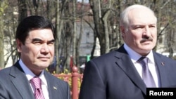 Türkmenistanyň prezidenti Gurbanguly Berdimuhamedow (ç) we Belarusyň prezidenti Aleksandr Lukaşenka (s)