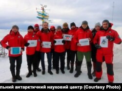 Сотрудники украинской антарктической станции приняли участие во Всеукраинском марше за животных. Антарктида, 5 сентября 2021 года