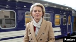 Președinta CE Ursula von der Leyen a sosit la Kiev la o zi după anunțarea unor noi sancțiuni UE împotriva F. Ruse, într-o încercare de a mări presiunea asupra mașinăriei de război a Kremlinului.