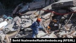 Розбір завалів у пошкодженому будинку в Дарницькому районі Києва триває