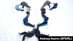 Акция-перформанс гражданских активистов против строительства горнолыжного курорта в урочище Кок-Жайляу. Алматы, 15 января 2015 года.