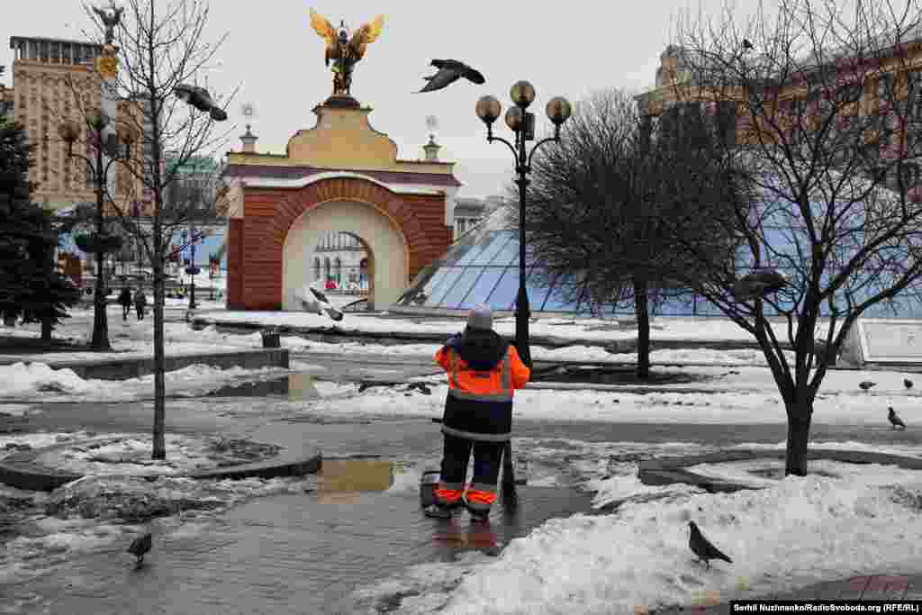 Ніна прибирає неподалік від майдану Незалежності, як це робила в лютому-березні 2022 року. «24-го була вдома. Вранці прийшла сусідка і каже, що війна почалася. Було це близько 5-ї ранку. Ну, в мене істерика, плакати почала. Все приготувала, дітям подзвонила… Збиралася 25-го йти на роботу, а 26-го їхати в село до подруги на день народження. 25-го так і не пішла на роботу, а в неділю пішла. І так ходила весь лютий-березень, інколи пішки, інколи транспорт був, з Дорогожичів на Майдан»