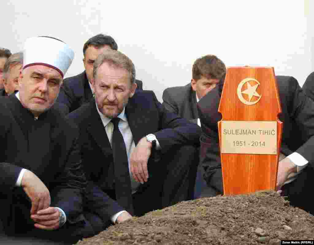 Bosnaski Samac - Burial of former Bosnian Presidency member Sulejaman Tihic, 27Sep2014