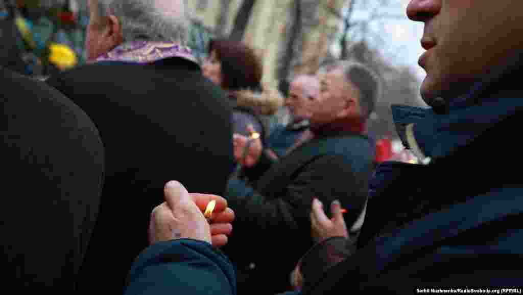 Акции протеста в Украине вспыхнули осенью 2013 года после решения правительства, которое тогда возглавлял Николай Азаров, приостановить подготовку к подписанию соглашения об ассоциации с Евросоюзом.