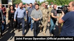 Президент Украины Владимир Зеленский и председатель Европейского совета Дональд Туск (л) в Станице Луганской, 7 июля 2019 год 