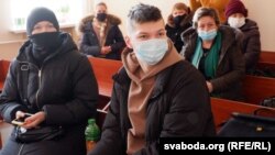 Суд Жлобінскага раёну 1 лютага 2021 году пачаў разгляд крымінальнай справы ў дачыненьні да 17-гадовага Віталя Прохарава. Яго пакаралі 2 гадамі пазбаўленьня волі нібыта за ўдзел у масавых беспарадках і гвалце адносна міліцыі. На здымку Віталь Прохараў і ягоная маці Алеся ў судзе