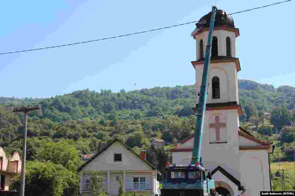 Crkva je, u njenom dvorištu, napravljena 1998. godine, u vrijeme kada je ona bila u izbjeglištvu. Do početka rata u BiH (1992. godine), imanje je pripadalo Fatinom suprugu, koji je sa još 20 članova porodice ubijen u genocidu u Srebrenici 1995. godine.