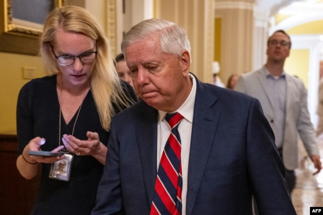 Сенатор США, республіканець від Південної Кароліни Ліндсі Грем, залишає залу засідань Сенату в Капітолії США у Вашингтоні, округ Колумбія, 30 червня 2025 року