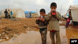 Sirialy bosgun çagalar, Türkiýe bilen serhediň golaýyndaky "Bab Al-Salama" lageri