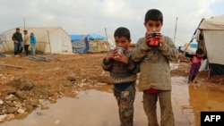 نمایی از کودکان آواره سوری در اردوگاه «باب السلمه».