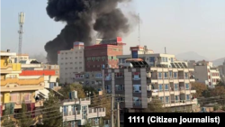 Dim se diže iz zgrade u Kabulu posle pakistanskih vazdušnih napada, 15. oktobar 2025.