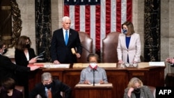 Nënpresidenti amerikan, Mike Pence dhe kryetarja e Dhomës së Përfaqësuesve, Nancy Pelosi. 