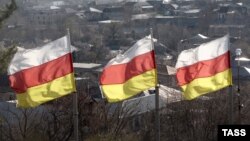 Флаги Южной Осетии в Цхинвали
