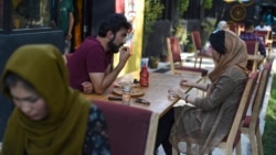 Un cuplu la o cafenea din Kabul, în august 2019. Acum, mulți tineri din capitala afgană spun că nu își permit să mănânce în oraș din cauza crizei economice devastatoare.