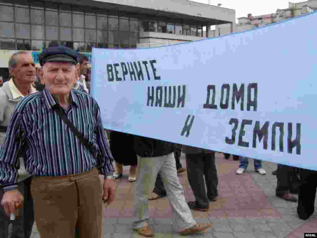 18 май көнне Кырым шәһәрләрендә матәм чаралары, Акмәчетнең үзәк мәйданында бөтенкырым митингы үтте.