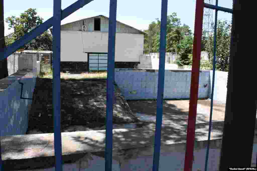 Ин собиқ "манзил"-и баҳмуте бо номи Турсунбой, ки соли 2012 баъд аз чанд моҳи зиндагӣ дар инҷо ба ҳалокат расида буд.