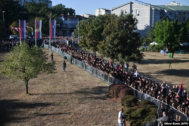 Qytetarët në Beograd duke pritur në radhë për t'i bërë homazhe Mlladiqit, 7 shtator 2026.